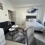 Spacious Studio 10 Mins To Metro 1 Min To The Bus