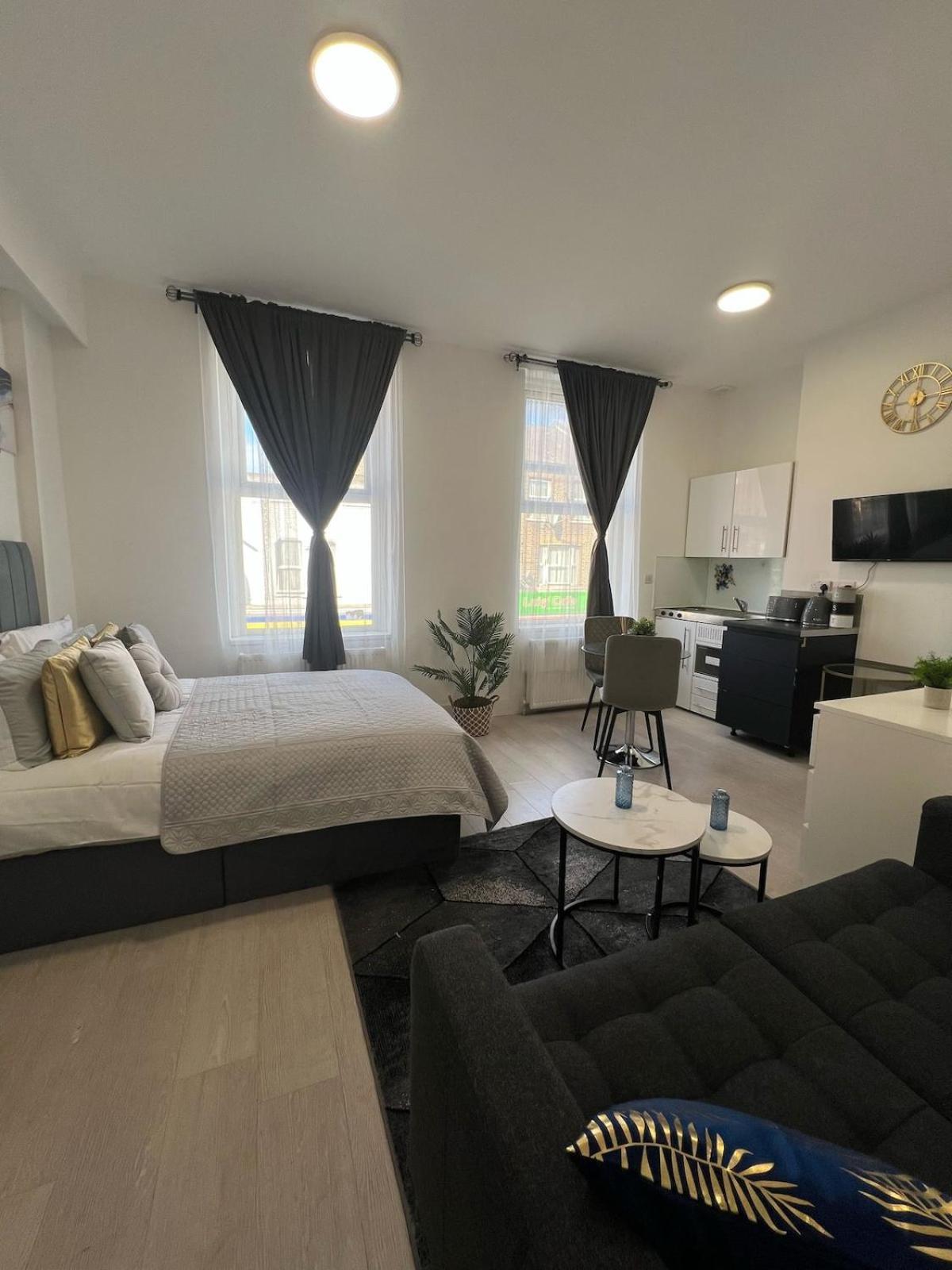 Spacious 10 Mins To Metro 1 Min To The Bus *