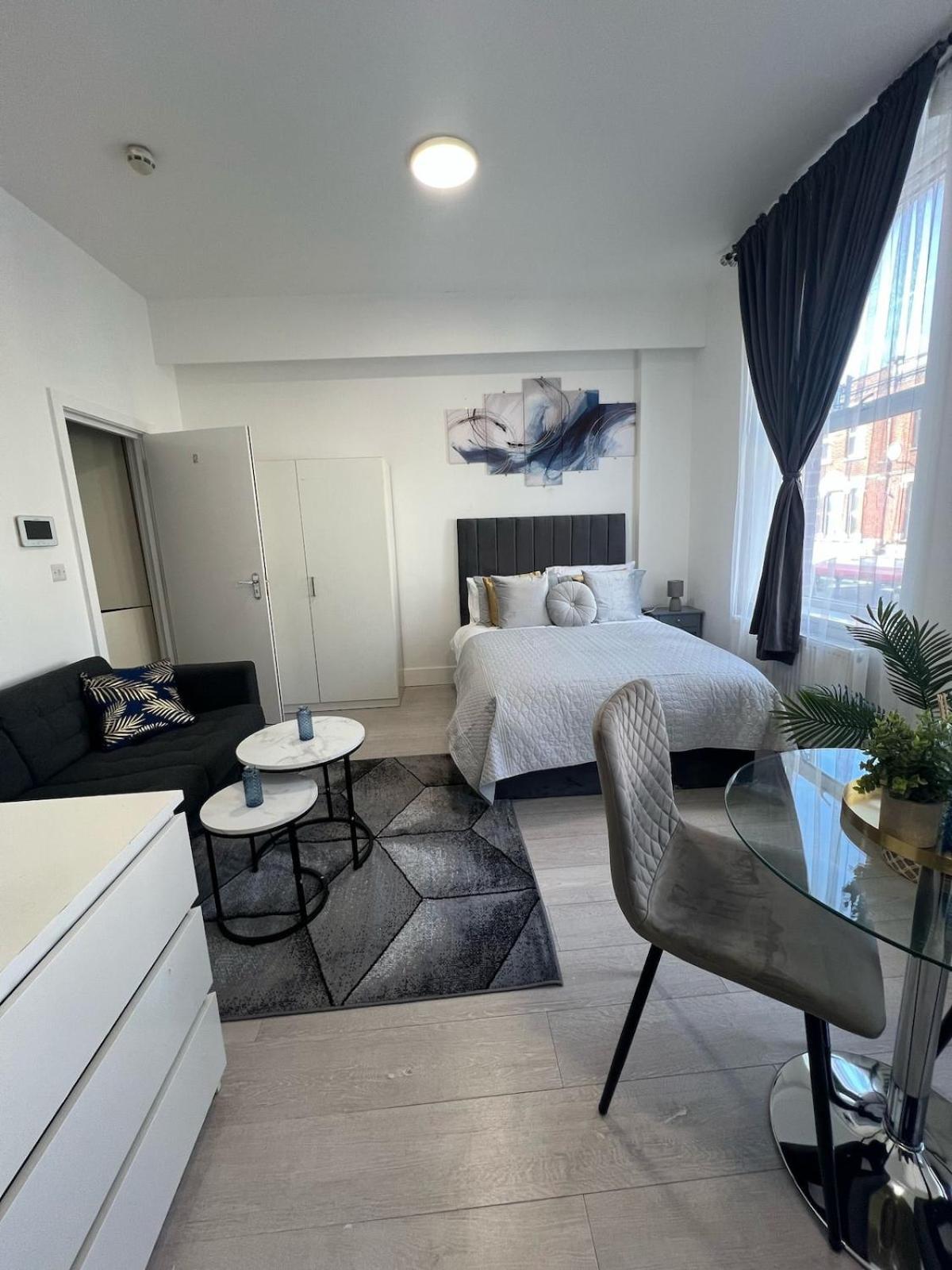 Spacious 10 Mins To Metro 1 Min To The Bus Apartment *