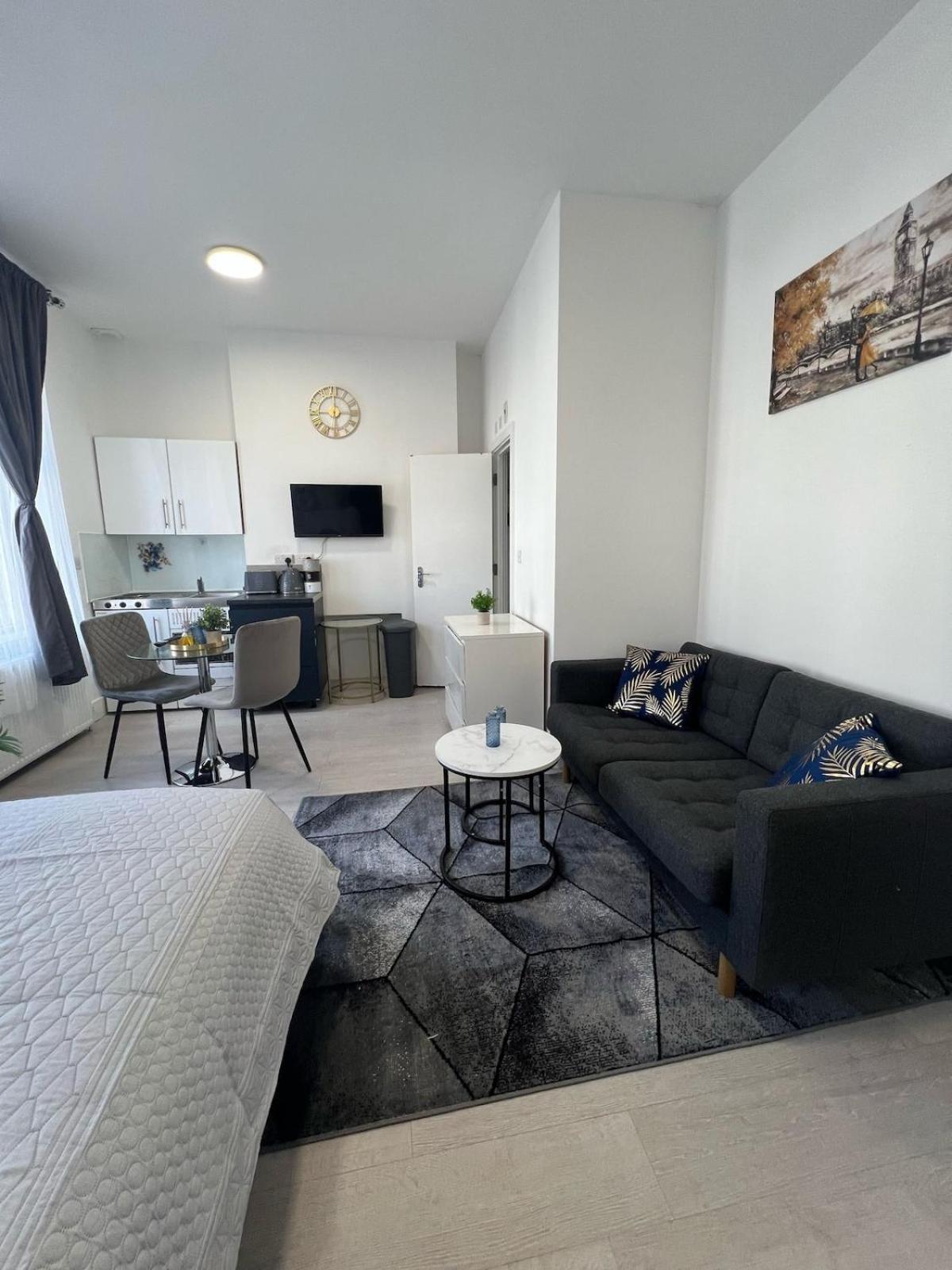 Spacious 10 Mins To Metro 1 Min To The Bus *